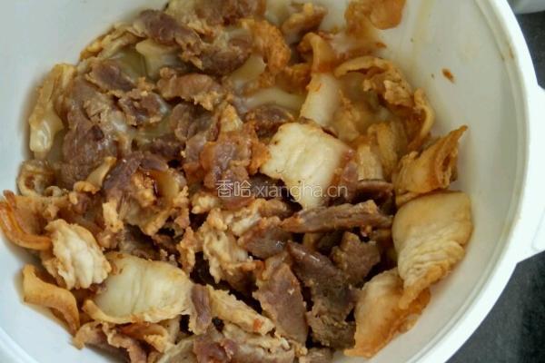豆芽炒肉的做法图解2