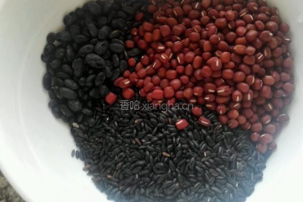 黑米红豆银耳粥的做法图解1
