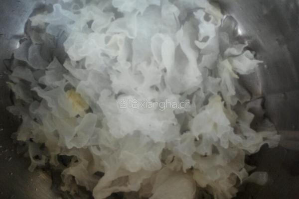 黑米红豆银耳粥的做法图解2