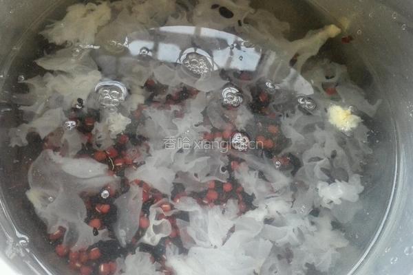 黑米红豆银耳粥的做法图解3