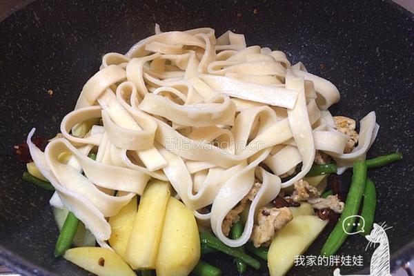 豆角土豆焖乌冬面（宽面）的做法图解9