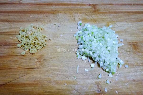 开口烧麦——香菇胡萝卜鲜肉馅的做法图解2