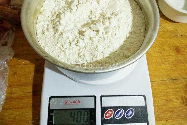 胡萝卜羊肉包子的做法图解1
