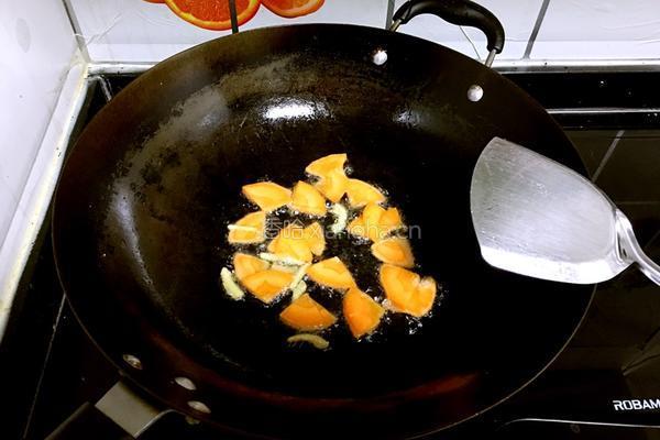 荷兰豆炒白果的做法图解3