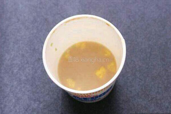 泡面茶碗蒸蛋的做法图解1