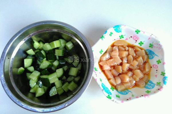 黄瓜炒鸡丁的做法图解2