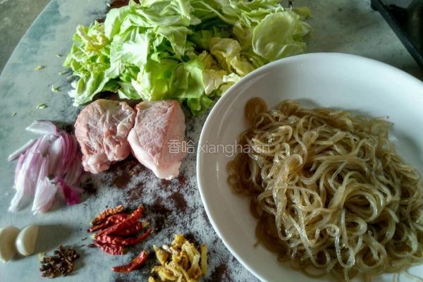 包菜粉条肉的做法图解1