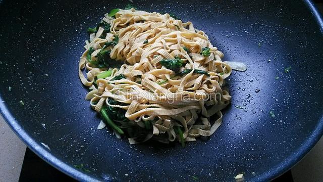 炒至菠菜断生，调入少许生抽，半勺鸡粉，淋入少许香油翻炒均匀关火。