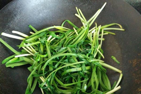 姜汁火烧辣子拌韭菜:家的味道之游子版的做法图解1