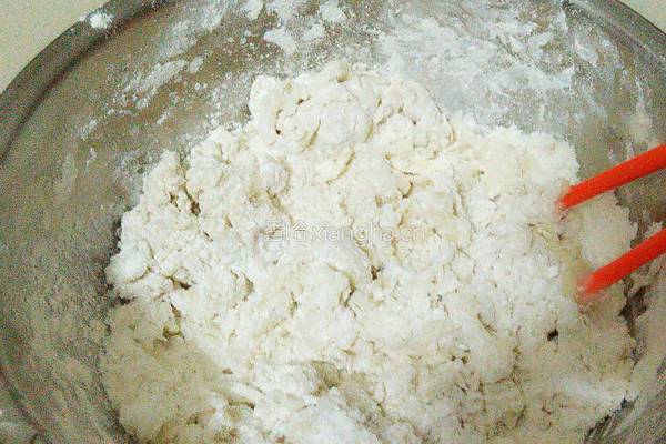 芝麻花生糖三角的做法图解3