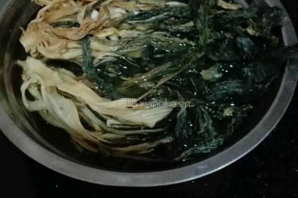白菜干罗汉果猪骨汤的做法图解1