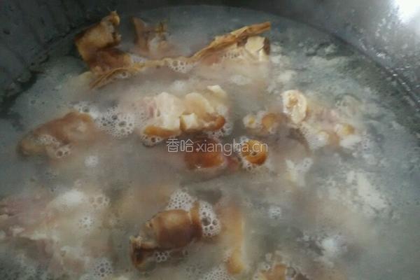 腊猪蹄炖干笋的做法图解1