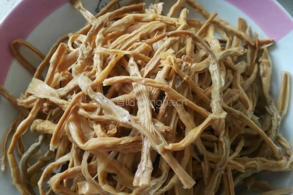 腊猪蹄炖干笋的做法图解3