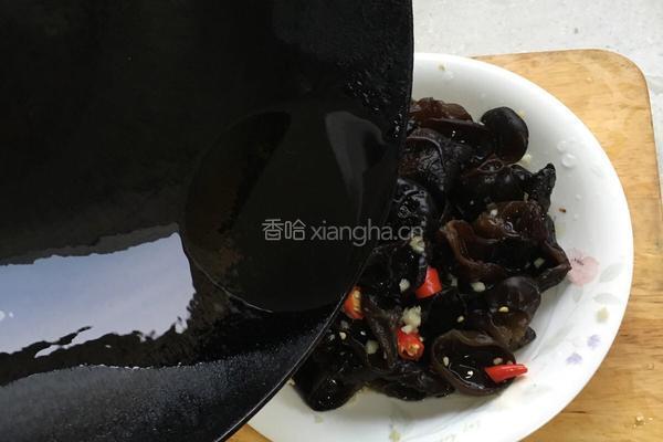 凉拌黑木耳香菜的做法图解6