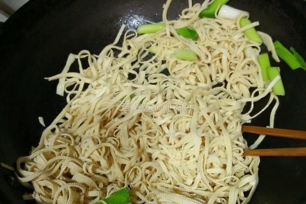 大蒜炒豆皮的做法图解8