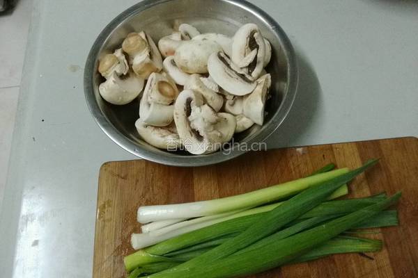 蘑菇瓦块鱼的做法图解1