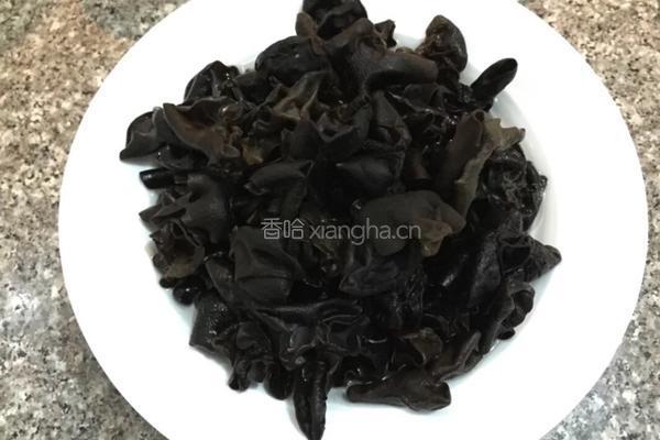 凉拌芥末木耳的做法图解1