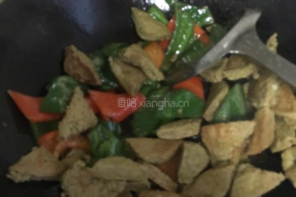 青椒炒臭豆腐的做法图解6