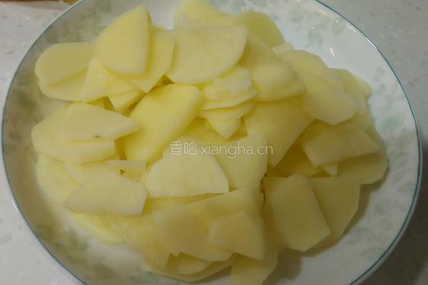 黄豆酱烧土豆片的做法图解1