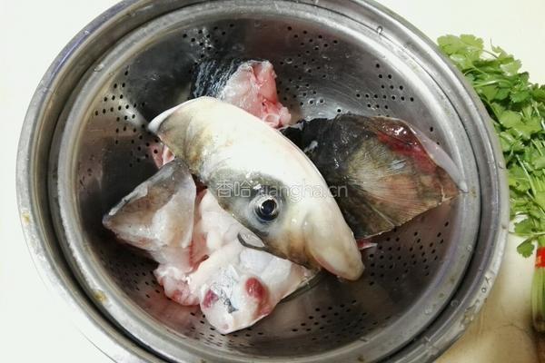 白菜鱼头汤的做法图解2