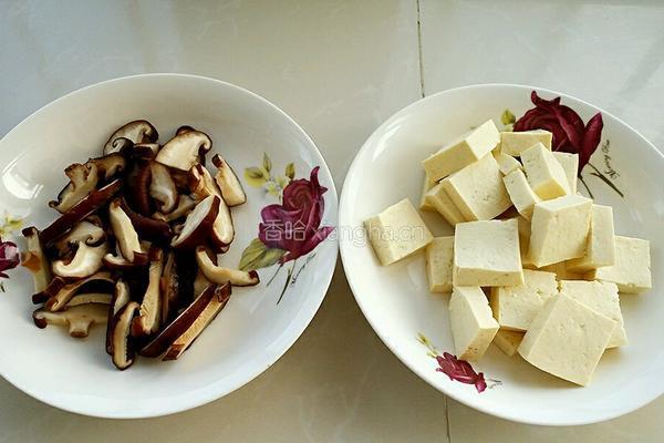 香菇烧豆腐的做法图解1