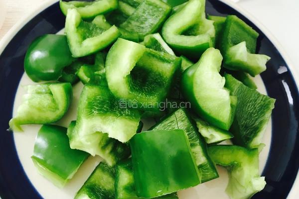 青椒炒蘑菇的做法图解1