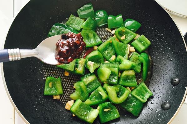 青椒炒蘑菇的做法图解5