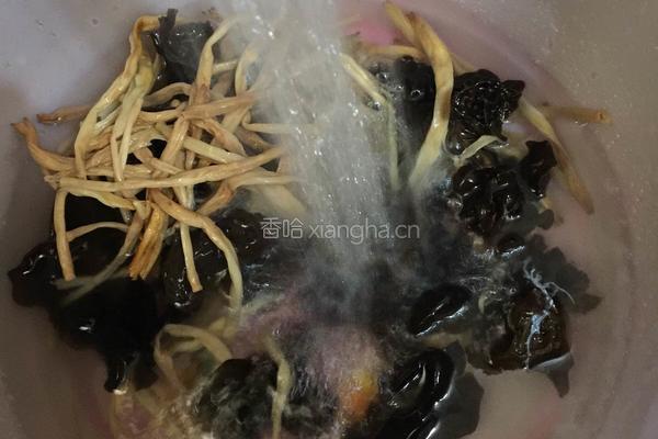 木耳炒火腿的做法图解1