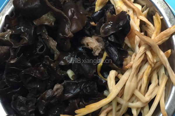 木耳炒火腿的做法图解2