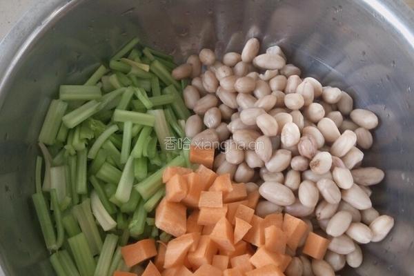 花生米拌芹菜的做法图解4