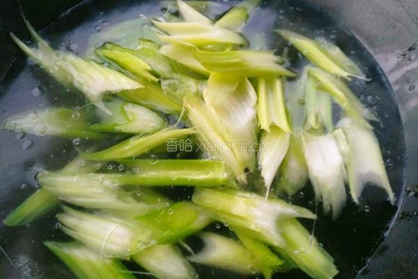西芹炒腰果的做法图解7