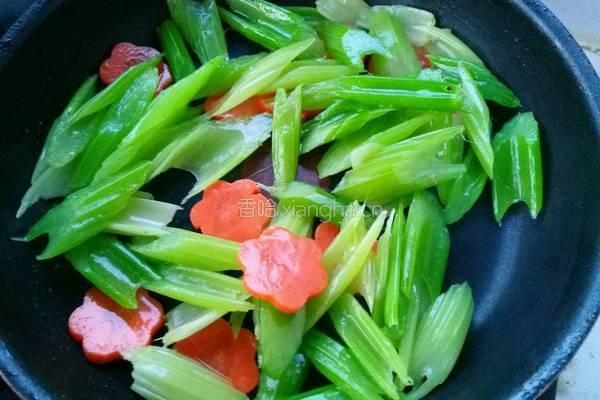 西芹炒腰果的做法图解11