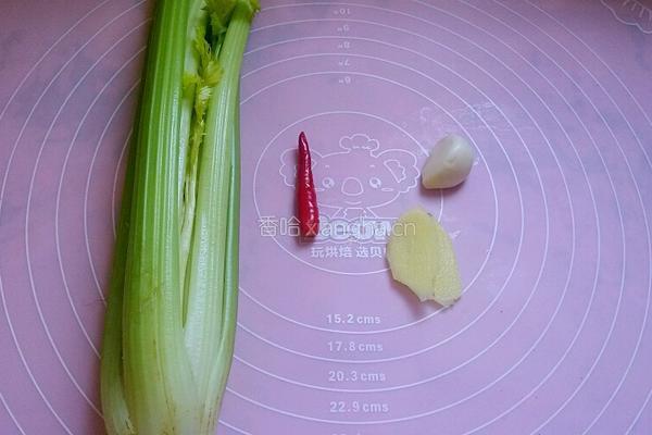 凉拌西芹的做法图解1