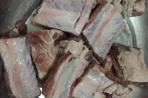 排骨炖豆角的做法图解1