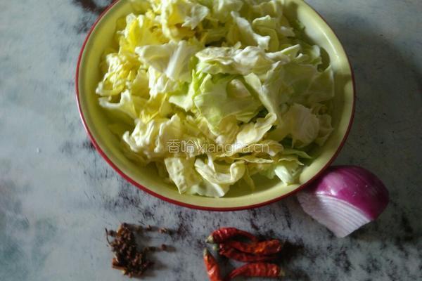 素炒包菜的做法图解1