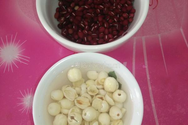 莲子红豆沙的做法图解1