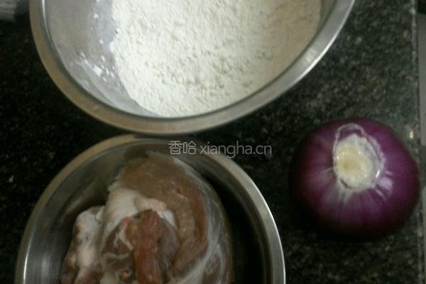 洋葱猪肉饼的做法图解1
