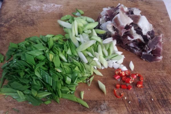 大蒜炒腊肉的做法图解2