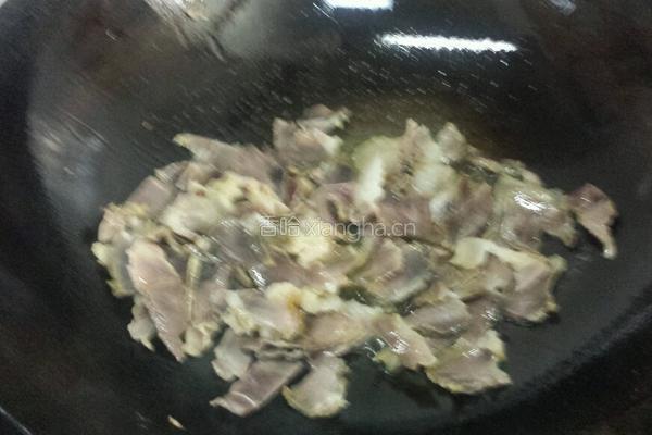 大蒜炒腊肉的做法图解4