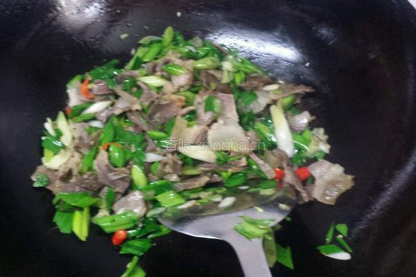 大蒜炒腊肉的做法图解6