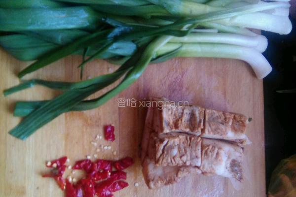蒜苗炒腊肉的做法图解1
