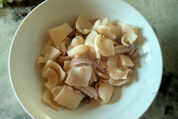 辣子炒鱿鱼的做法图解3