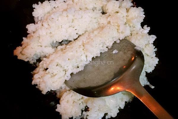 菠萝虾仁炒饭的做法图解3