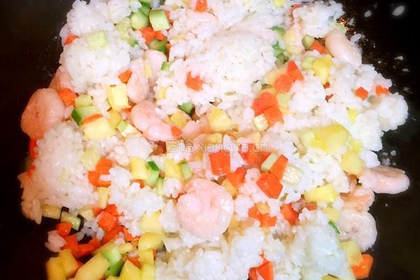 菠萝虾仁炒饭的做法图解4