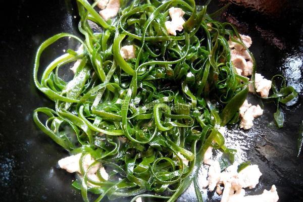 海带胡萝卜丝炒肉的做法图解5