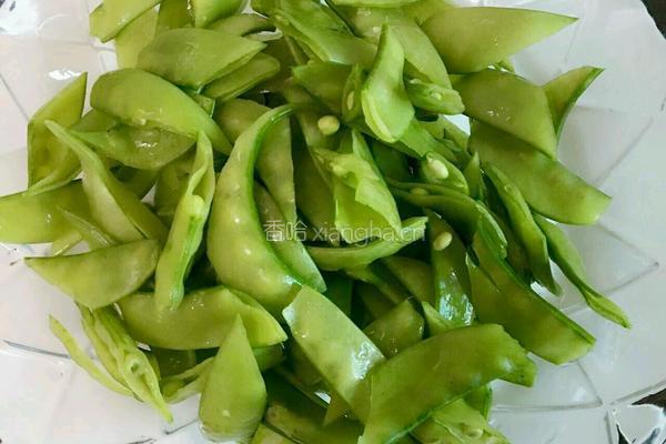 虾仁炒荷兰豆的做法图解2