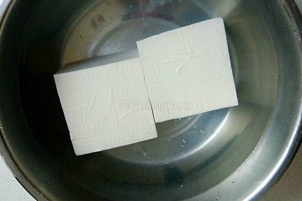 豆腐酿肉的做法图解1