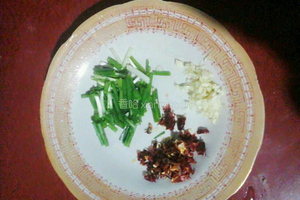 腊肉炒野蕨的做法图解3