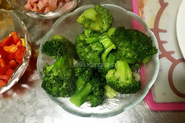 西兰花炒三丁的做法图解7