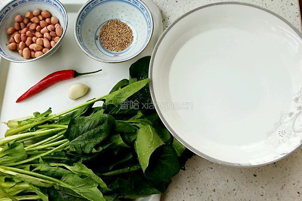 菠菜陈醋花生米的做法图解1